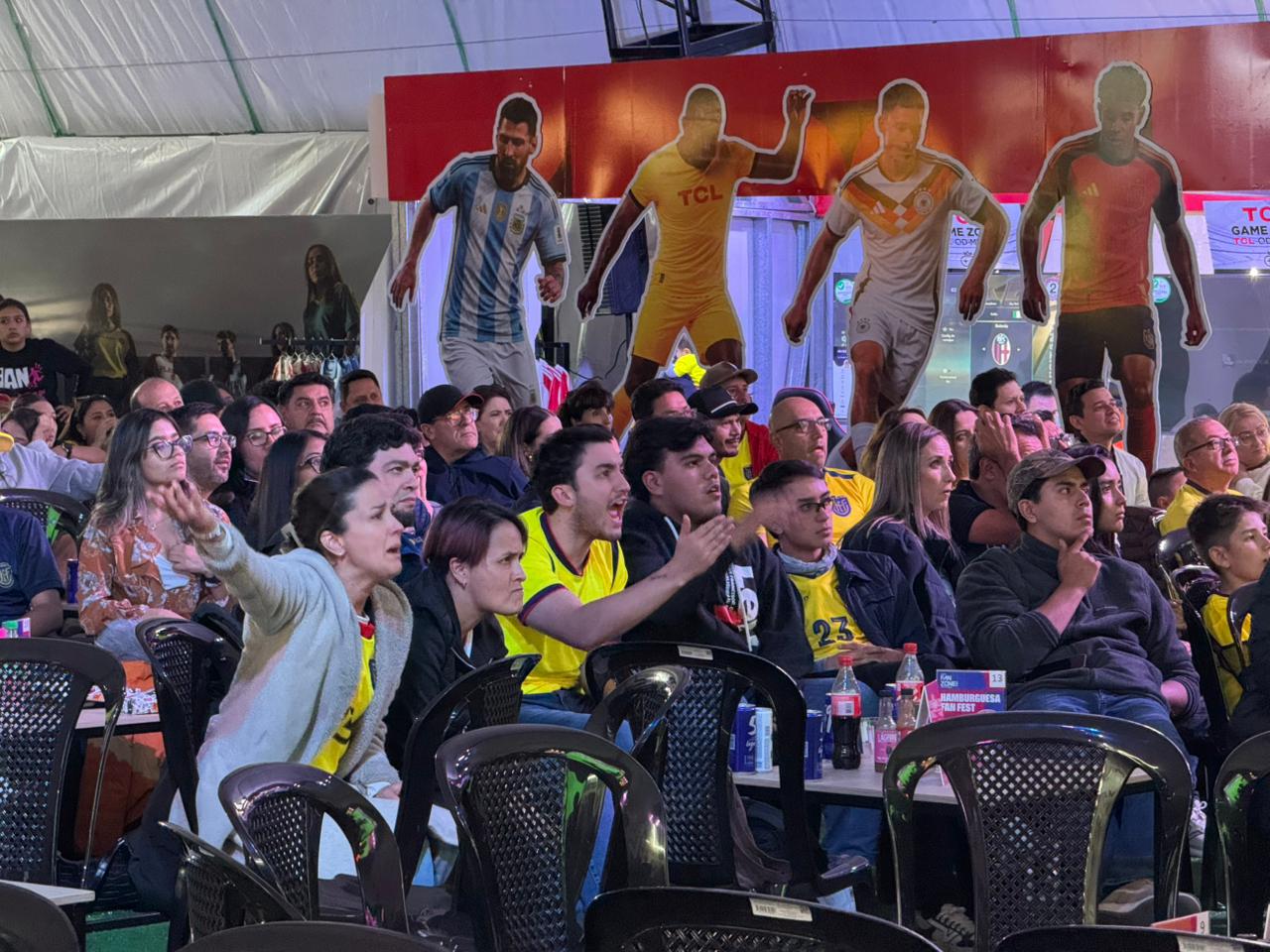 Aficionados en el Fan Zone ubicado en el parqueo del Banco del Austro junto al Milenium Plaza./ Cortesía