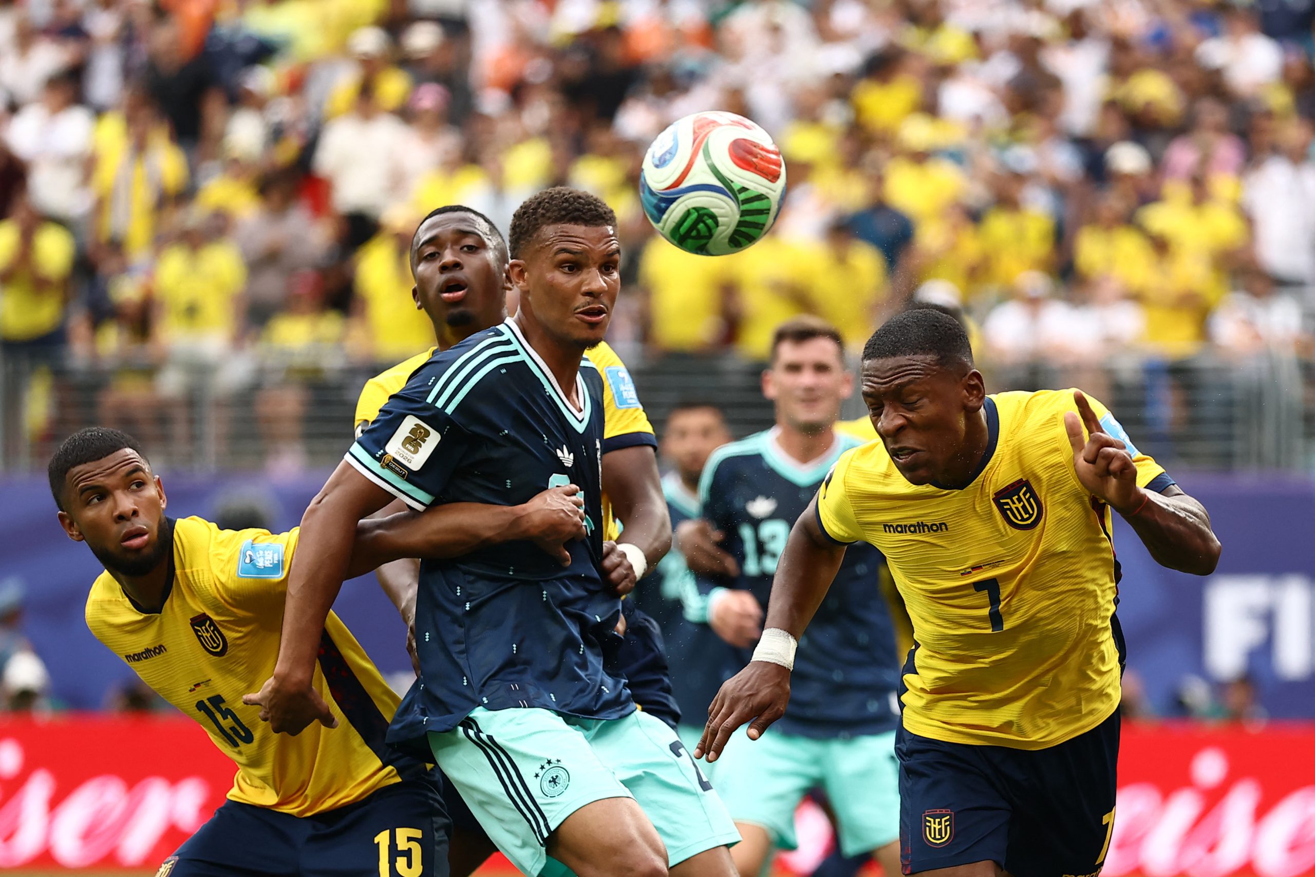 Pervis Estupiñán disputa balón ante Alemania. Foto: AFP