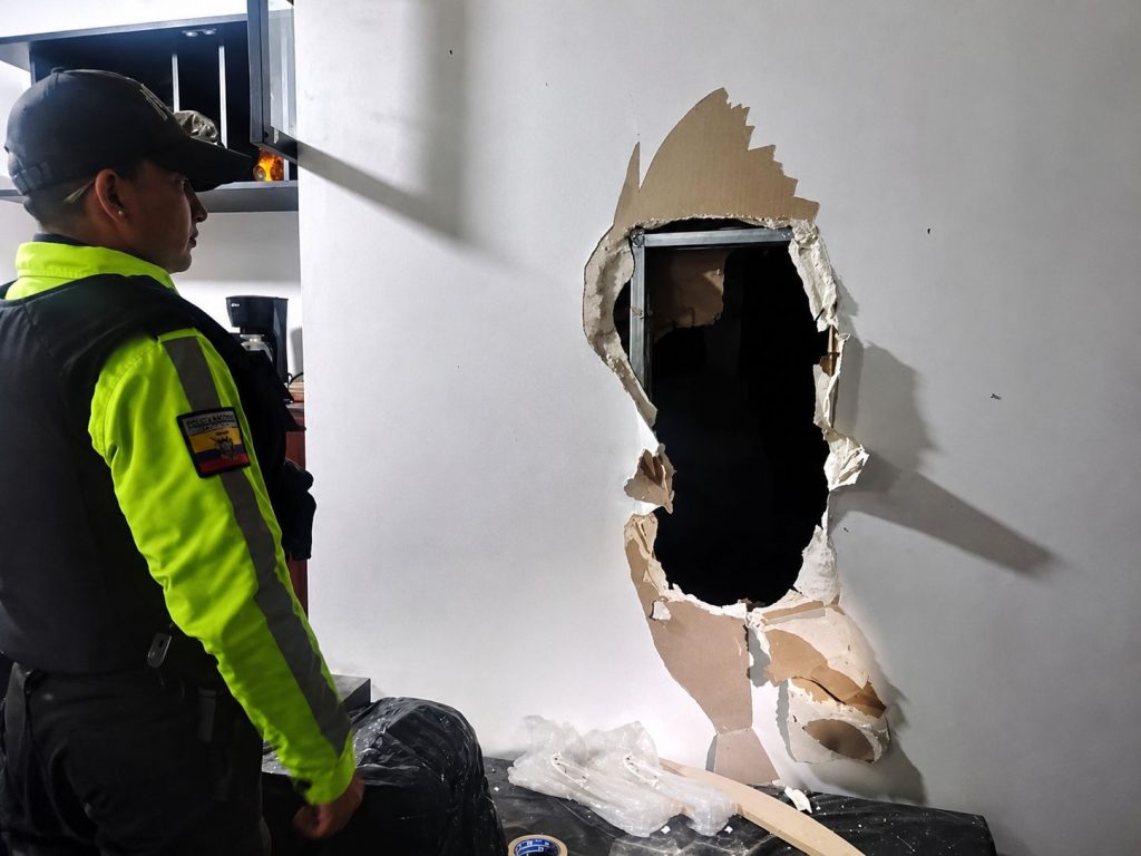 Delincuentes perforaron una pared para ingresar y robar dos locales comerciales en pleno Centro Histórico de Cuenca.