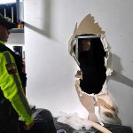 Delincuentes perforaron una pared para ingresar y robar dos locales comerciales en pleno Centro Histórico de Cuenca.