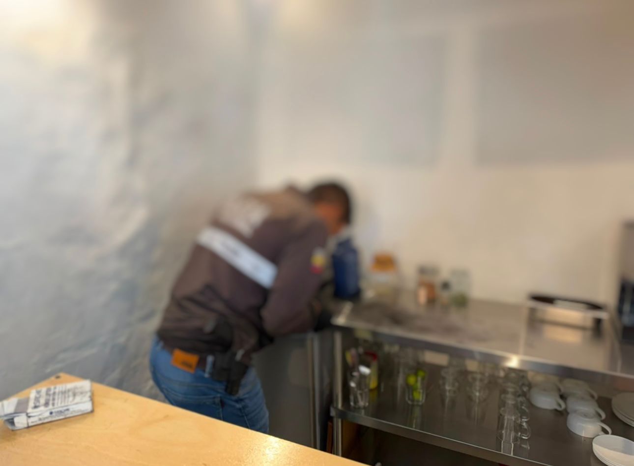 Delincuentes robaron un local de café-estudio ubicado en las calles Estévez de Toral y Gran Colombia, en pleno Centro Histórico de Cuenca.
