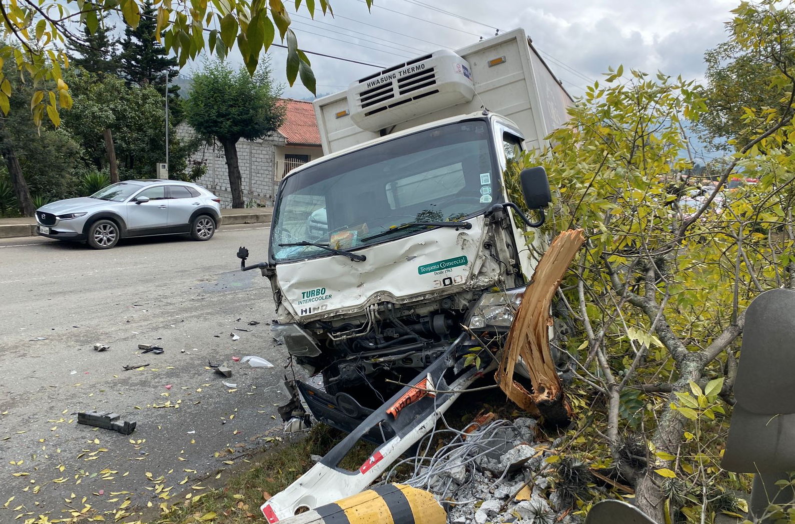El siniestro vial involucró a varios automotores sobre la autopista en el acceso a la parroquia Paccha. /XCA