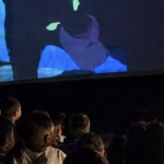 La organización benéfica WÁKU instaló una sala de cine para niños en medio de la selva en Taisha.