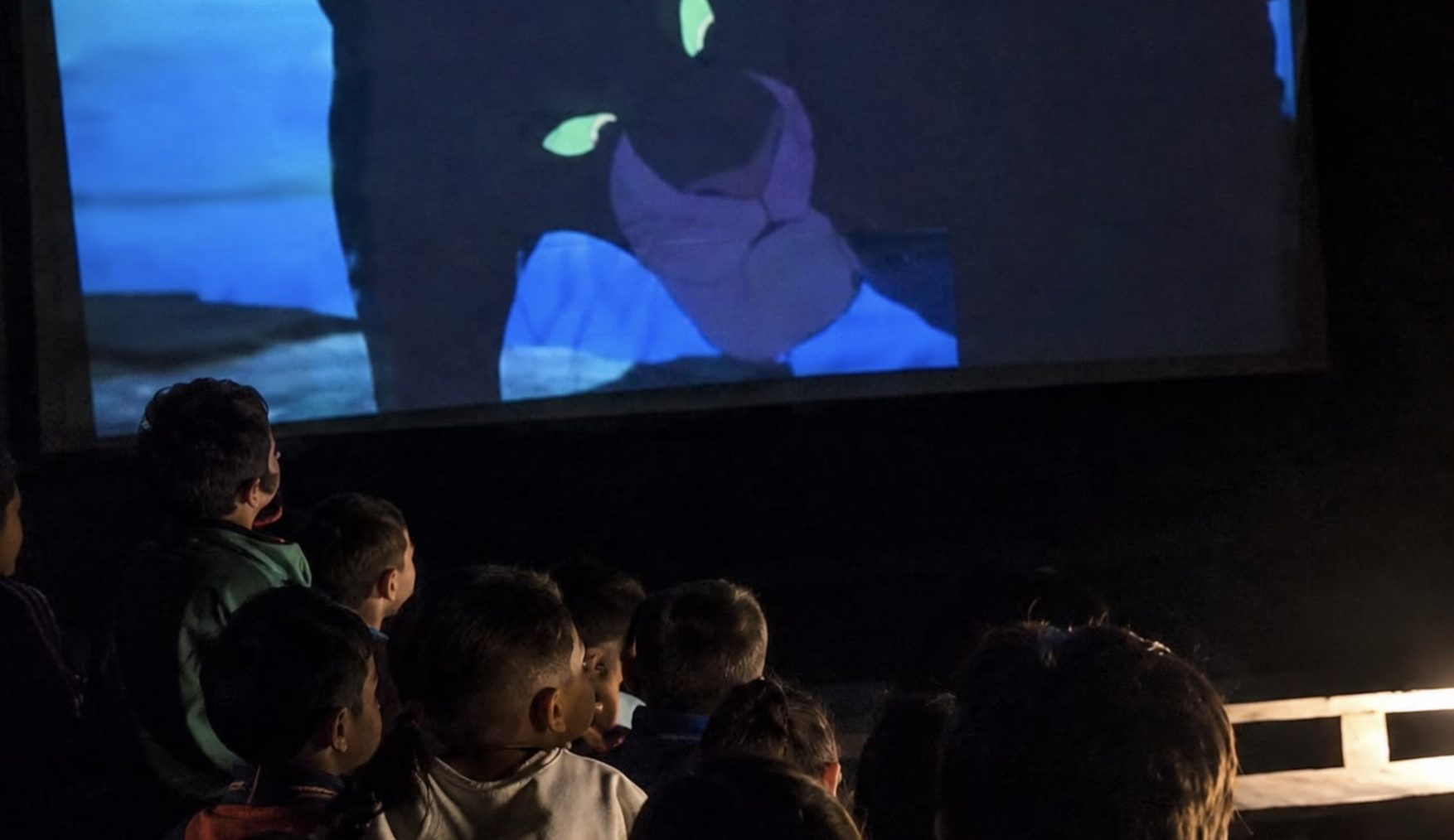 La organización benéfica WÁKU instaló una sala de cine para niños en medio de la selva en Taisha.