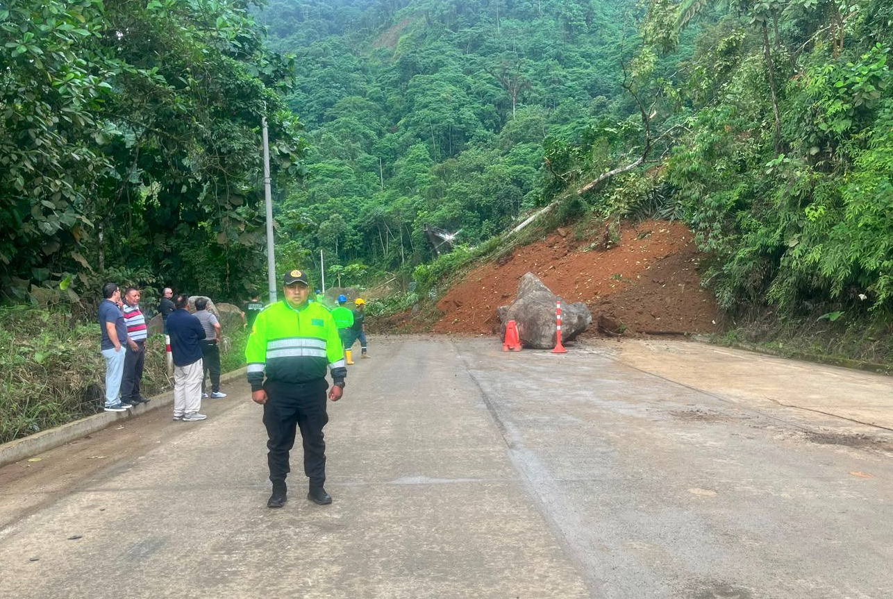 El cierre de la vía Cuenca - Molleturo – El Empalme fue necesario debido a un deslizamiento registrado en el kilómetro 101. /Cortesía