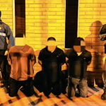 Tres hombres recuperaron su libertad a pesar de las pruebas presentadas por la Policía Nacional. Foto: Adrián Castro/X