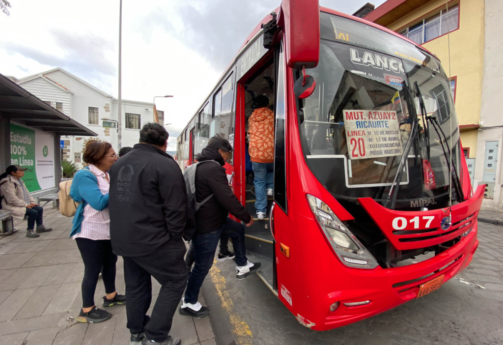 Trasportistas anuncian reducción de los horarios del servicio de buses en Cuenca. Reclaman actualización del estudio de tarifas. /XCA