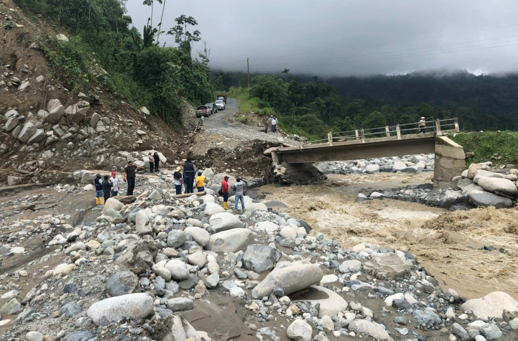 El puente de la comunidad La Iberia se afectó debido a las lluvias recientes en Azuay. /Cortesía