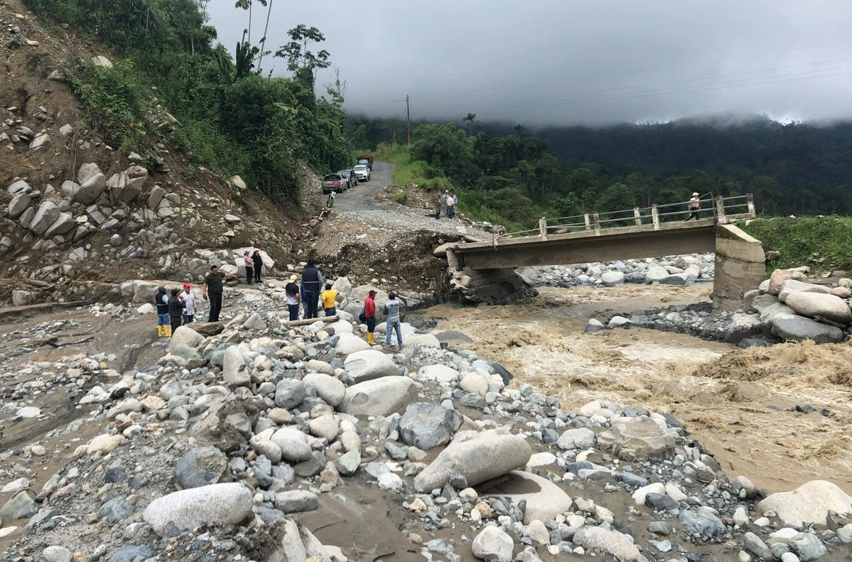 El puente de la comunidad La Iberia se afectó debido a las lluvias recientes en Azuay. /Cortesía
