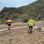 Una mujer falleció a causa de un golpe en la cabeza, provocado por la caída de rocas en la vía Cuenca – Girón – Pasaje, en el cantón Santa Isabel. /Fotos Bomberos Santa Isabel