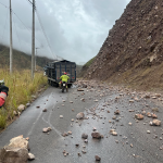 Un camión se vio afectado en la vía Cuenca – Girón – Pasaje debido a los graves deslizamientos. /Cortesía