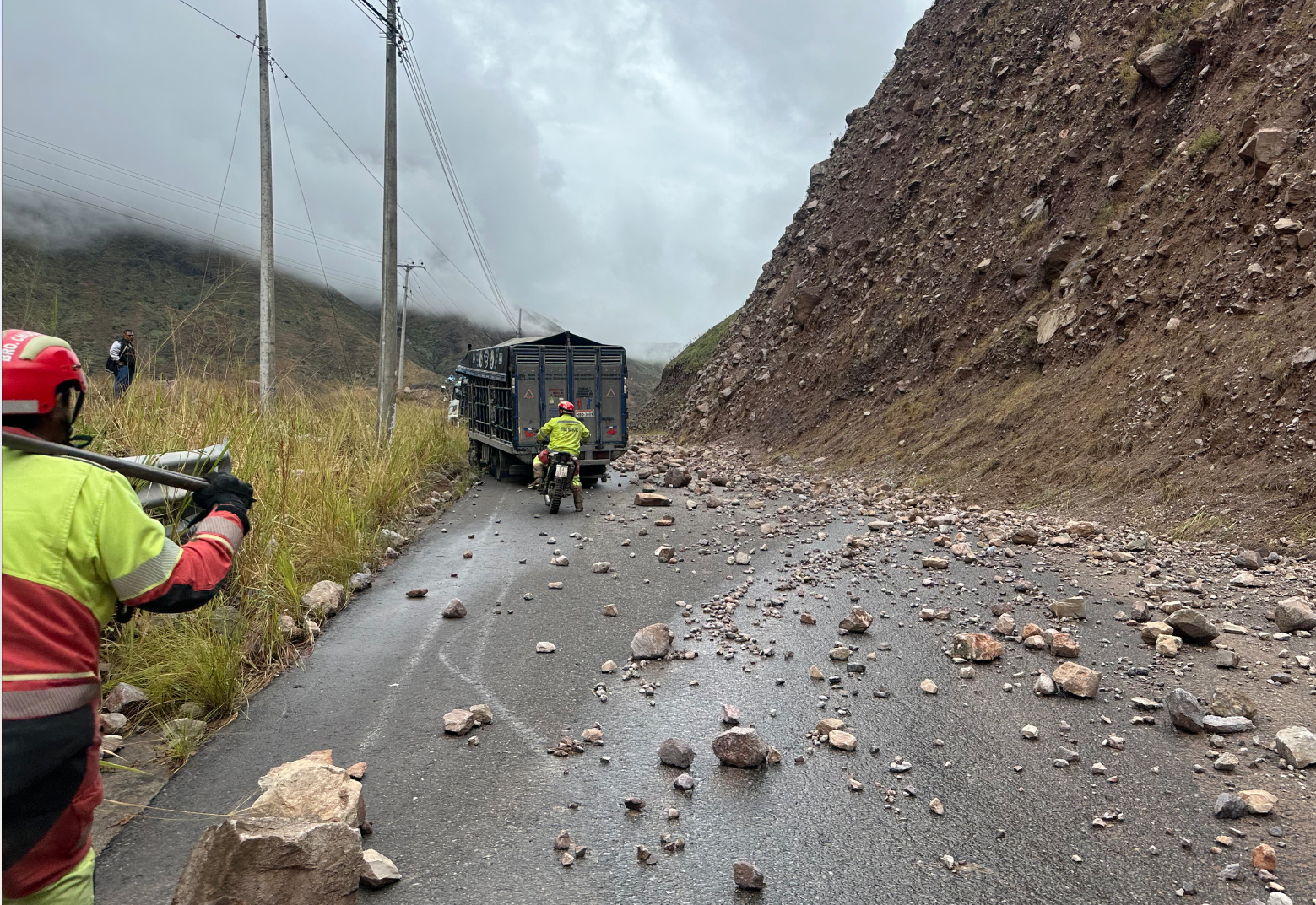 Un camión se vio afectado en la vía Cuenca – Girón – Pasaje debido a los graves deslizamientos. /Cortesía