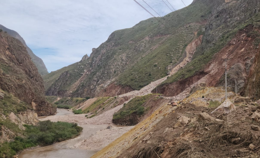 La vía Cuenca – Girón – Pasaje se cerrará por varios días debido a graves deslizamientos entre el kilómetro 90 y 105. /Cortesía