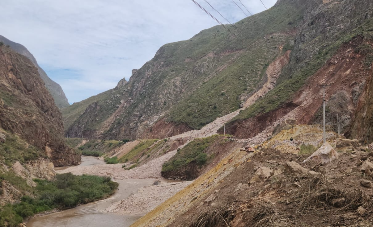 La vía Cuenca – Girón – Pasaje se cerrará por varios días debido a graves deslizamientos entre el kilómetro 90 y 105. /Cortesía