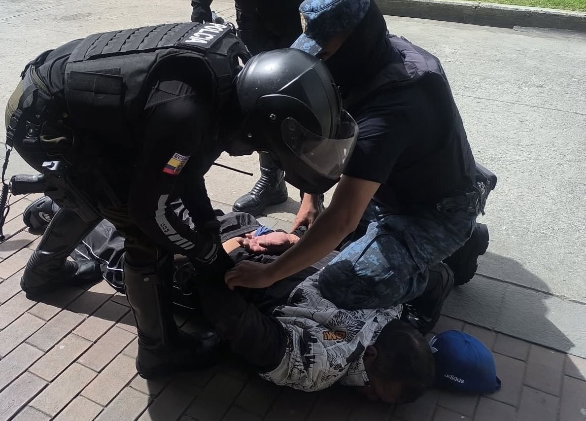 El personal de la Guardia Ciudadana neutralizó a un sujeto que amenazaba con un arma blanca a un grupo de personas en la Feria Libre. /Cortesía