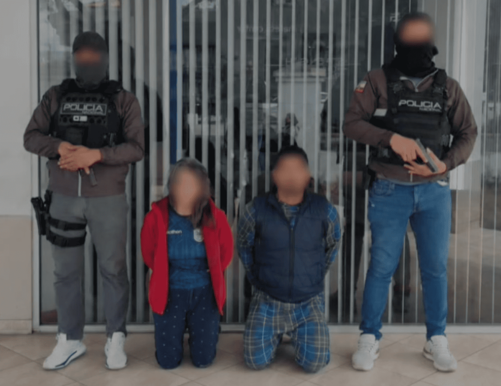 La Policía Nacional, en Cuenca, hizo un operativo para detener a tres personas. Foto: Policía Nacional Zona 6
