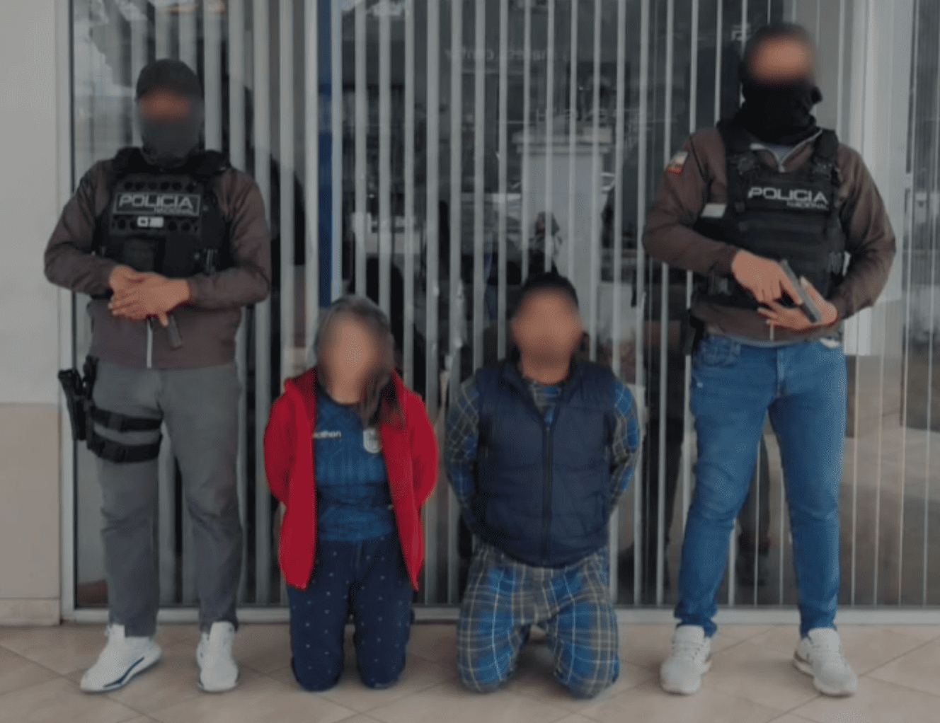 La Policía Nacional, en Cuenca, hizo un operativo para detener a tres personas. Foto: Policía Nacional Zona 6