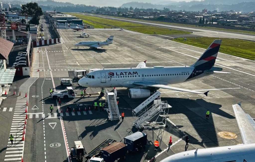 Autoridades nacionales y aeroportuarias analizan abrir vuelos Cuenca – Chiclayo desde octubre de este año. /Cortesía