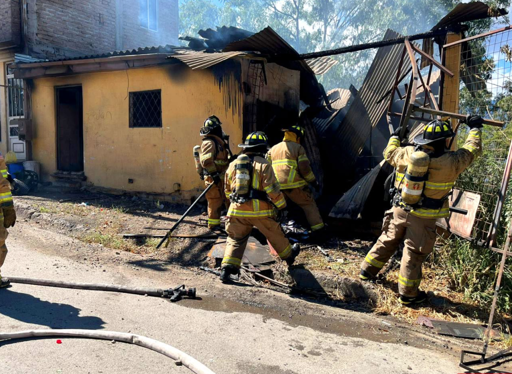 El personal del Cuerpo de Bomberos de Santa Isabel combatió un grave incendio registrado en una vivienda de Santa Isabel. /Cortesía