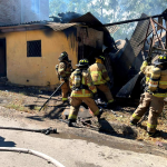 El personal del Cuerpo de Bomberos de Santa Isabel combatió un grave incendio registrado en una vivienda de Santa Isabel. /Cortesía