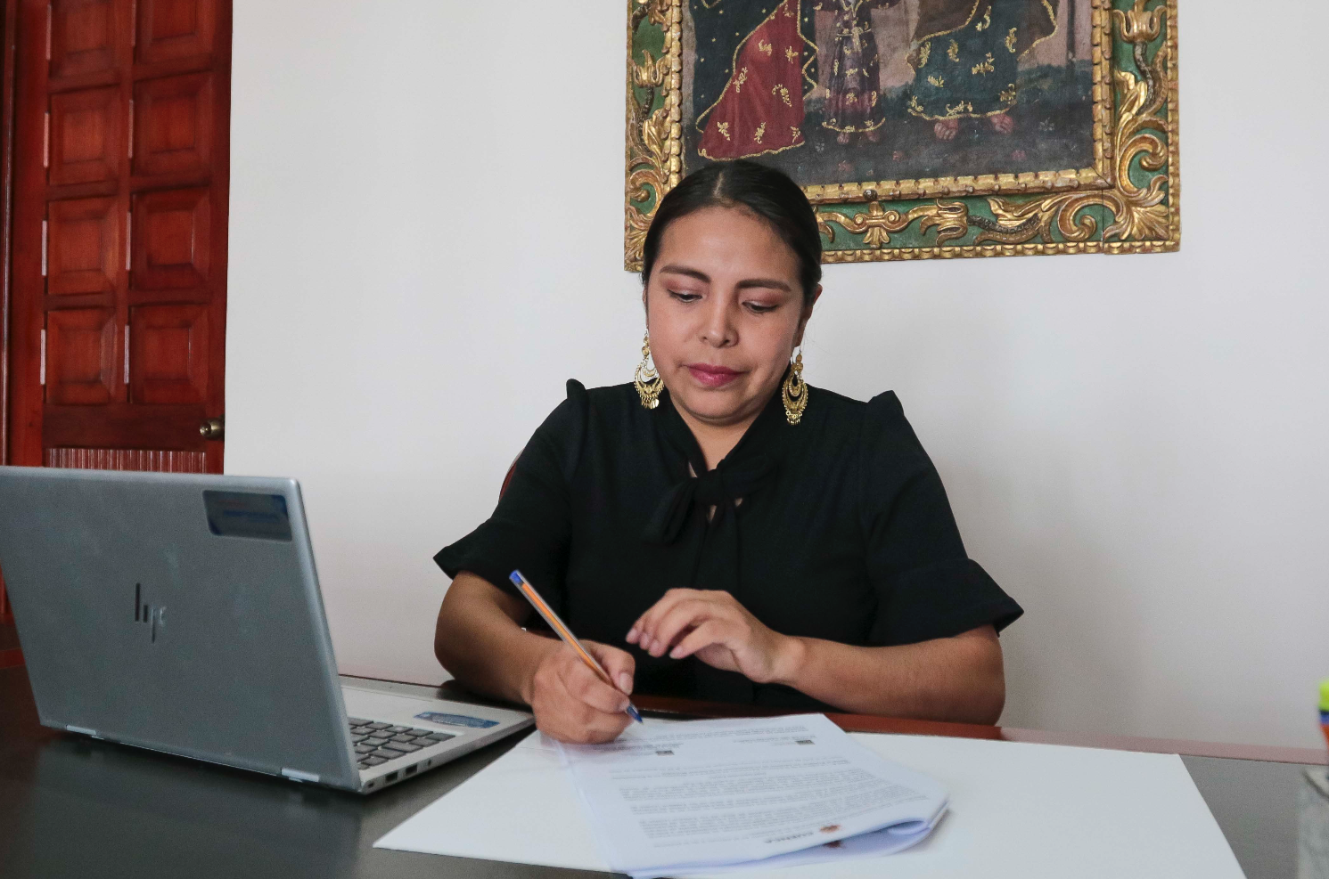 Marisol Peñaloza, alcaldesa subrogante de Cuenca, invitó a los asambleístas de Azuay a una reunión en su despacho para hablar sobre temas de la provincia. /XCA