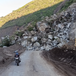 Un nuevo deslizamiento de rocas se presentó en la vía Cuenca – Girón – Pasaje, sector represa Minas – San Francisco. /Cortesía