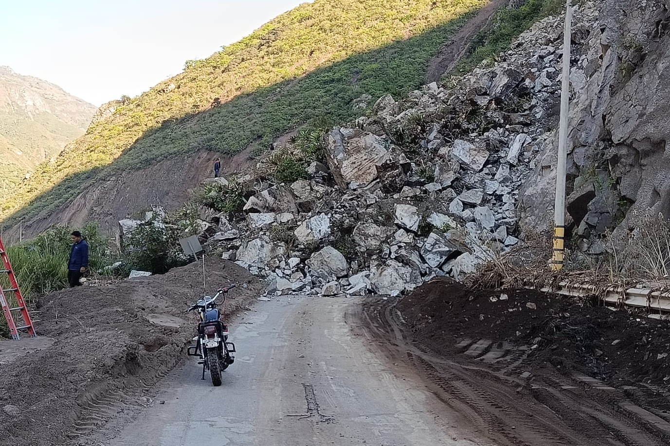 Un nuevo deslizamiento de rocas se presentó en la vía Cuenca – Girón – Pasaje, sector represa Minas – San Francisco. /Cortesía