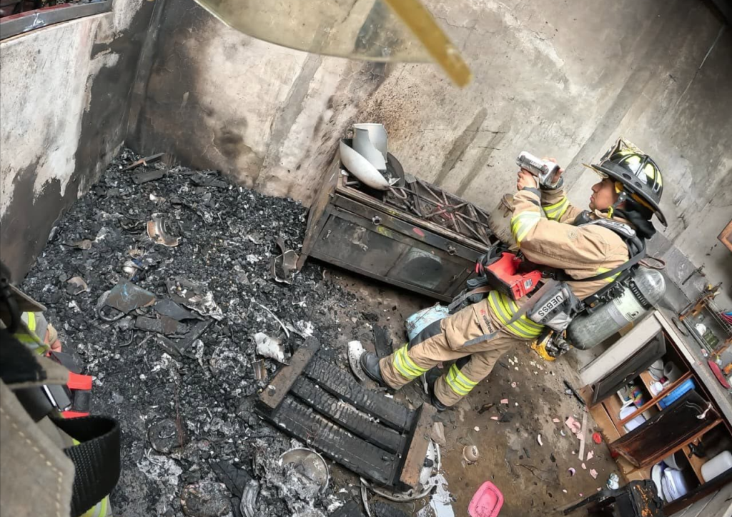 Personal del Cuerpo de Bomberos de Cuenca controló el incendio provocado por una explosión de un cilindro de gas de uso doméstico. /Cortesía