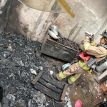 Personal del Cuerpo de Bomberos de Cuenca controló el incendio provocado por una explosión de un cilindro de gas de uso doméstico. /Cortesía