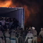 Ecuatorianos figuran entre los 39 migrantes rescatados de un tráiler que se incendió en Texas.