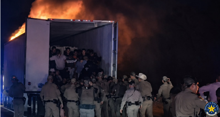 Ecuatorianos figuran entre los 39 migrantes rescatados de un tráiler que se incendió en Texas.
