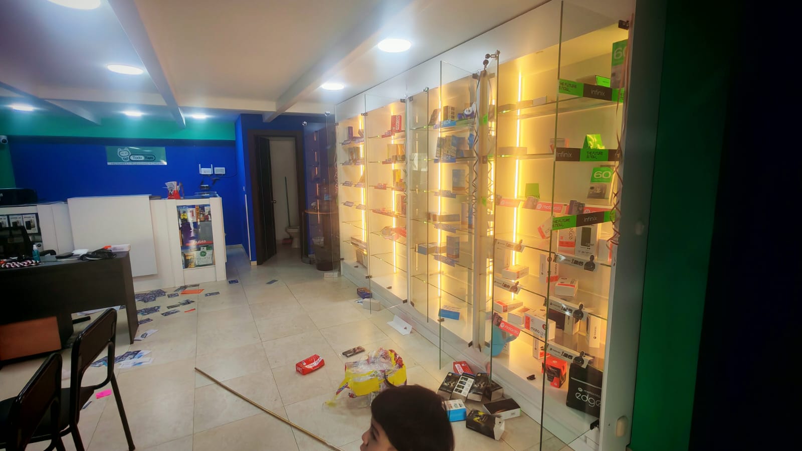 Delincuentes robaron un local de venta de celulares ubicado en el sector de la calle Gran Colombia y la avenida Huayna Cápac.