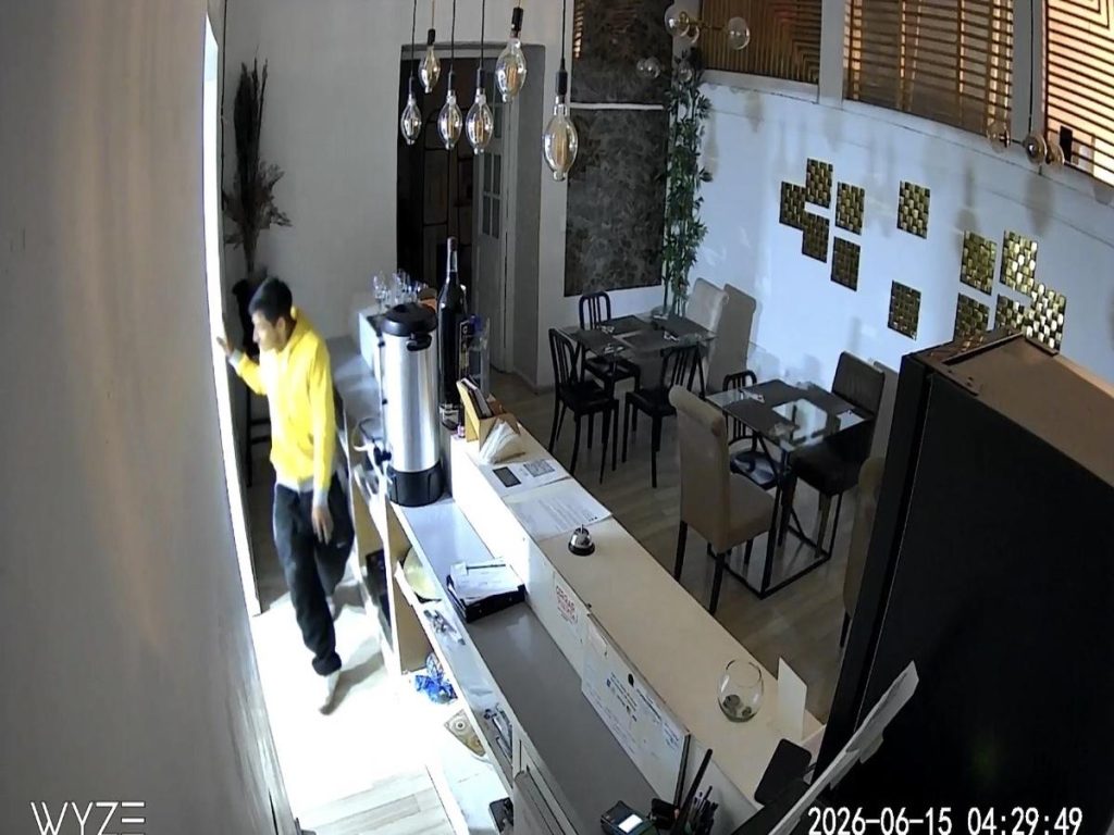 Una cámara de seguridad captó el robo en un hotel ubicado en las calles Benigno Malo y Gran Colombia, en pleno Centro Histórico de Cuenca.