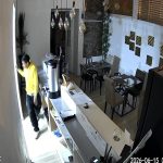 Una cámara de seguridad captó el robo en un hotel ubicado en las calles Benigno Malo y Gran Colombia, en pleno Centro Histórico de Cuenca.