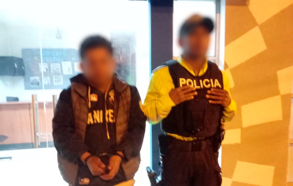 Un ciudadano fue detenido por agredir a un agente de la EMOV EP durante un control de tránsito.