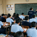 La convocatoria está dirigida para docentes que quieran trabajar bajo el régimen Costa-Galápagos. Foto referencial creada con Gemini