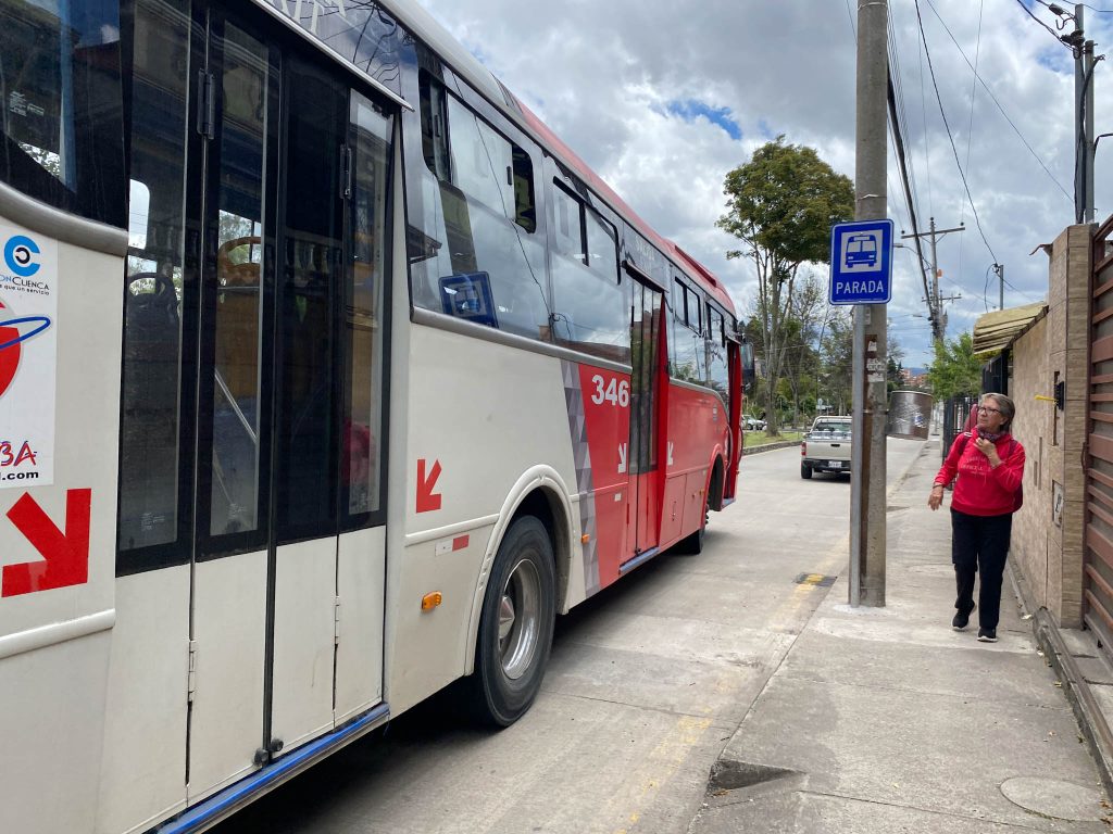 El servicio de buses solo se brindará hasta las 19h00, por lo que las instituciones educativas deberán terminar sus actividades a las 17h00. Foto: El Mercurio