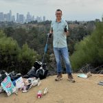 El cuencano Juan Eduardo Naula dedica varias horas al día a limpiar calles, parques y espacios públicos de Los Ángeles de forma voluntaria.