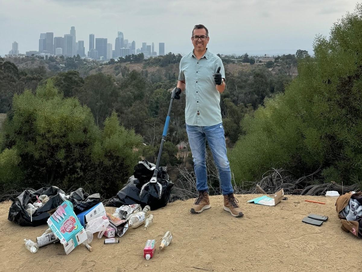 El cuencano Juan Eduardo Naula dedica varias horas al día a limpiar calles, parques y espacios públicos de Los Ángeles de forma voluntaria.