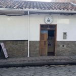 Delincuentes robaron un local en el Centro Histórico de Cuenca. Crece la preocupación de los propietarios de negocios.