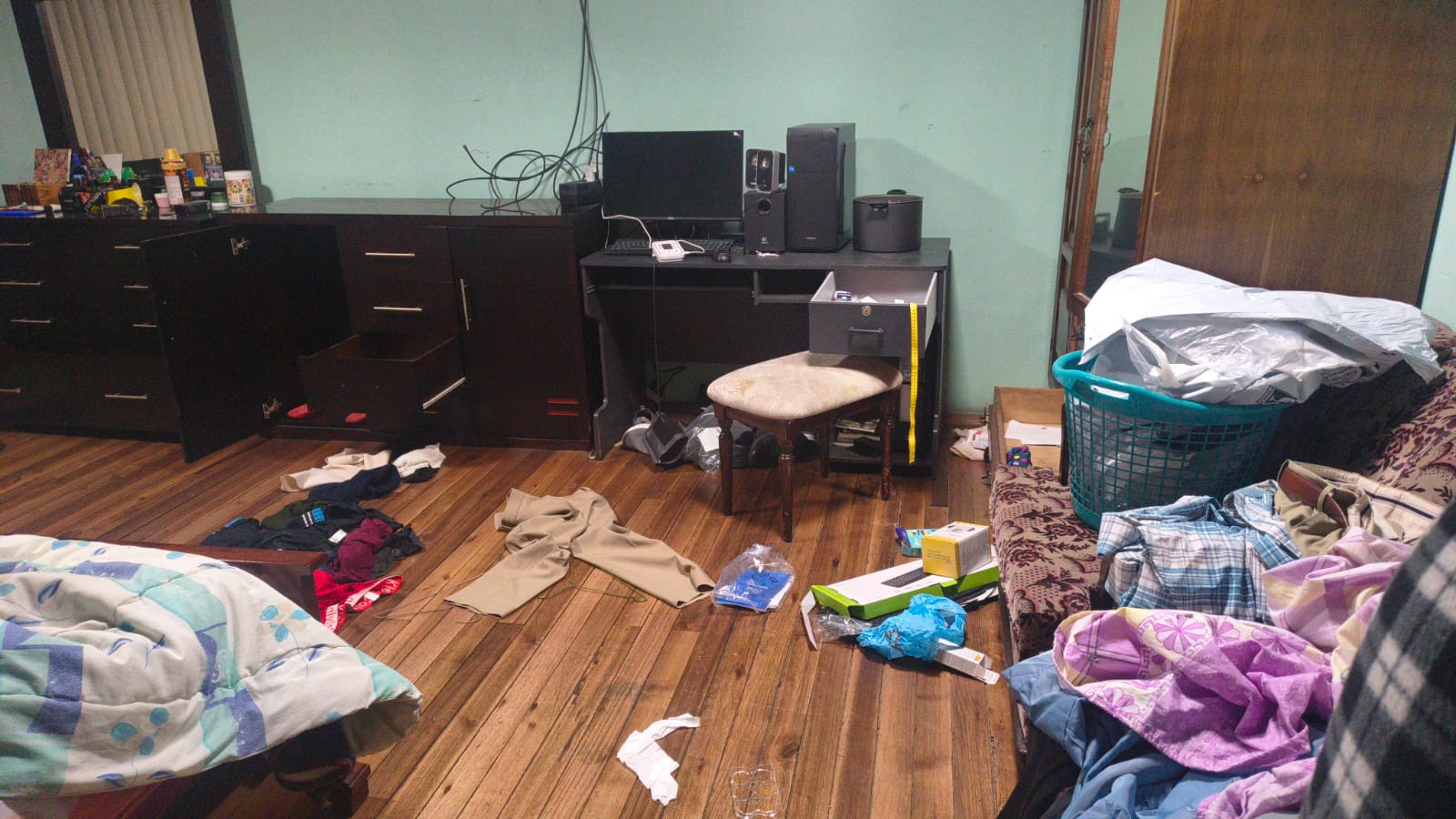 Delincuentes encapuchados asaltaron una vivienda en el Centro Histórico de Cuenca.