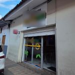 Un delincuente forzó las seguridades e ingresó a una marisquería en el centro de Cuenca.