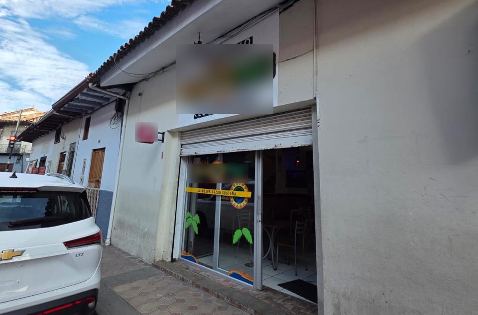 Un delincuente forzó las seguridades e ingresó a una marisquería en el centro de Cuenca.