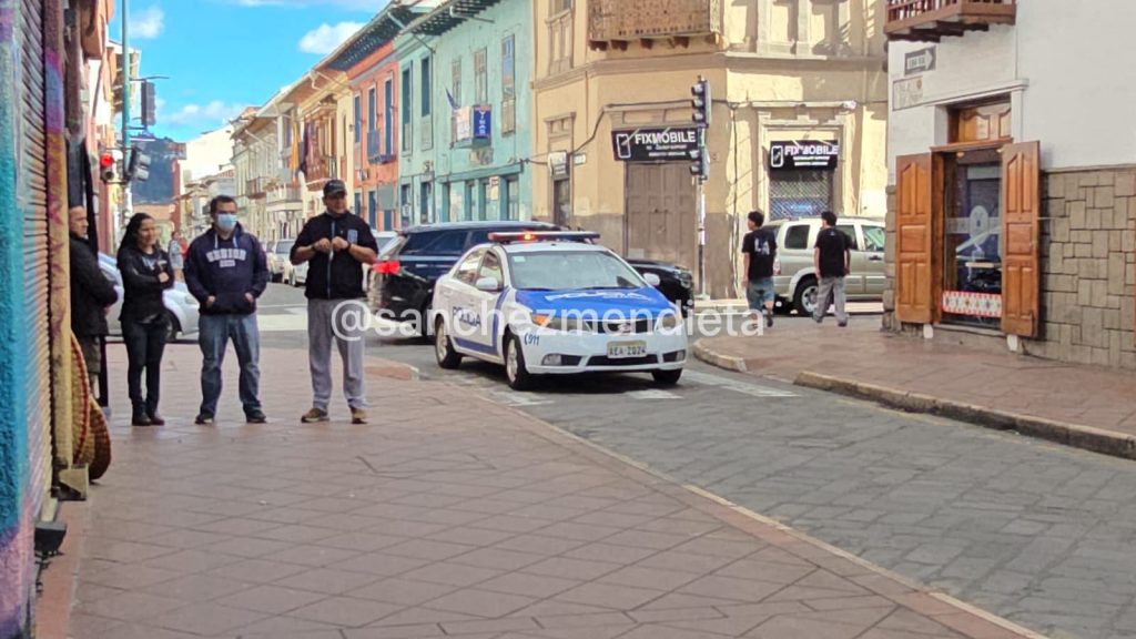 De un local en pleno Centro Histórico de Cuenca delincuentes se llevaron 60 computadoras.