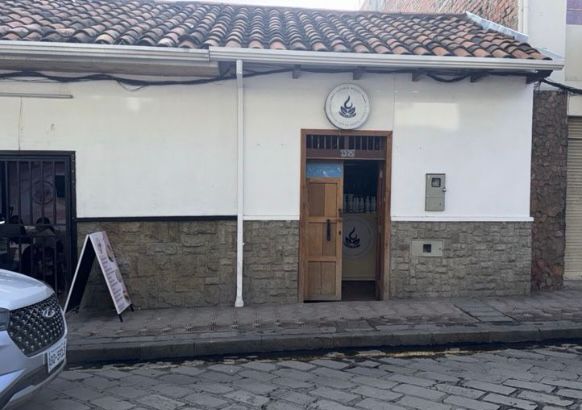 Delincuentes robaron un local en el Centro Histórico de Cuenca. Crece la preocupación de los propietarios de negocios.