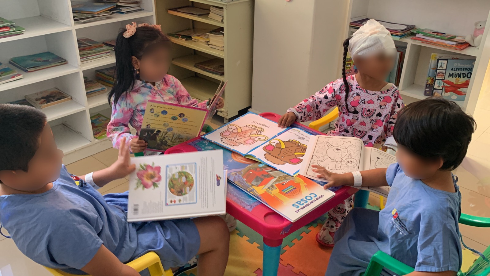 Para hacer más cálida la atención hospitalaria, el Hospital Vicente Corral Moscoso implementó la biblioteca infantil “El Rincón de la Lectura”