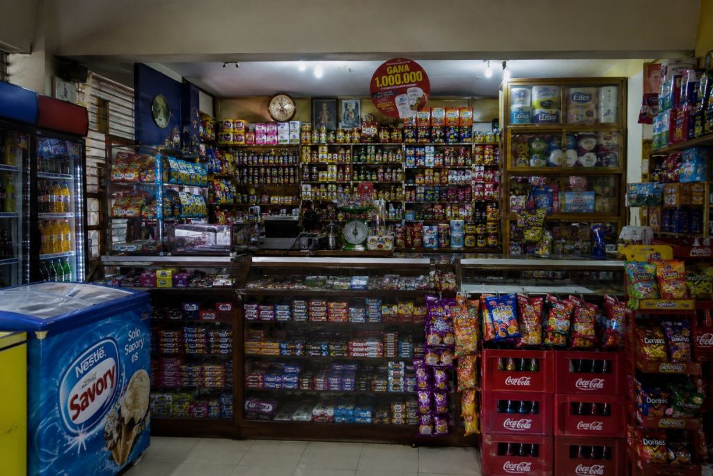 Las tiendas de barrio son el principal lugar donde los ecuatorianos compran alimentos. Así lo revela un informe del INEC.
