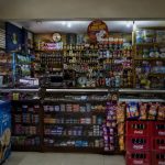 Las tiendas de barrio son el principal lugar donde los ecuatorianos compran alimentos. Así lo revela un informe del INEC.
