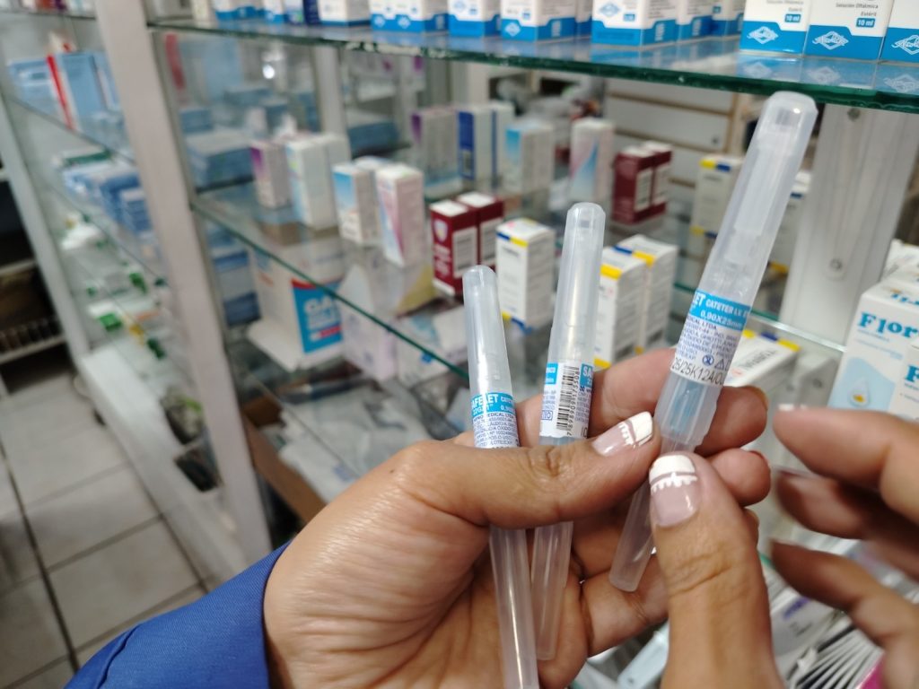 Arcsa inmovilizó docenas de medicamentos en una farmacia de Cuenca. Foto: Arcsa