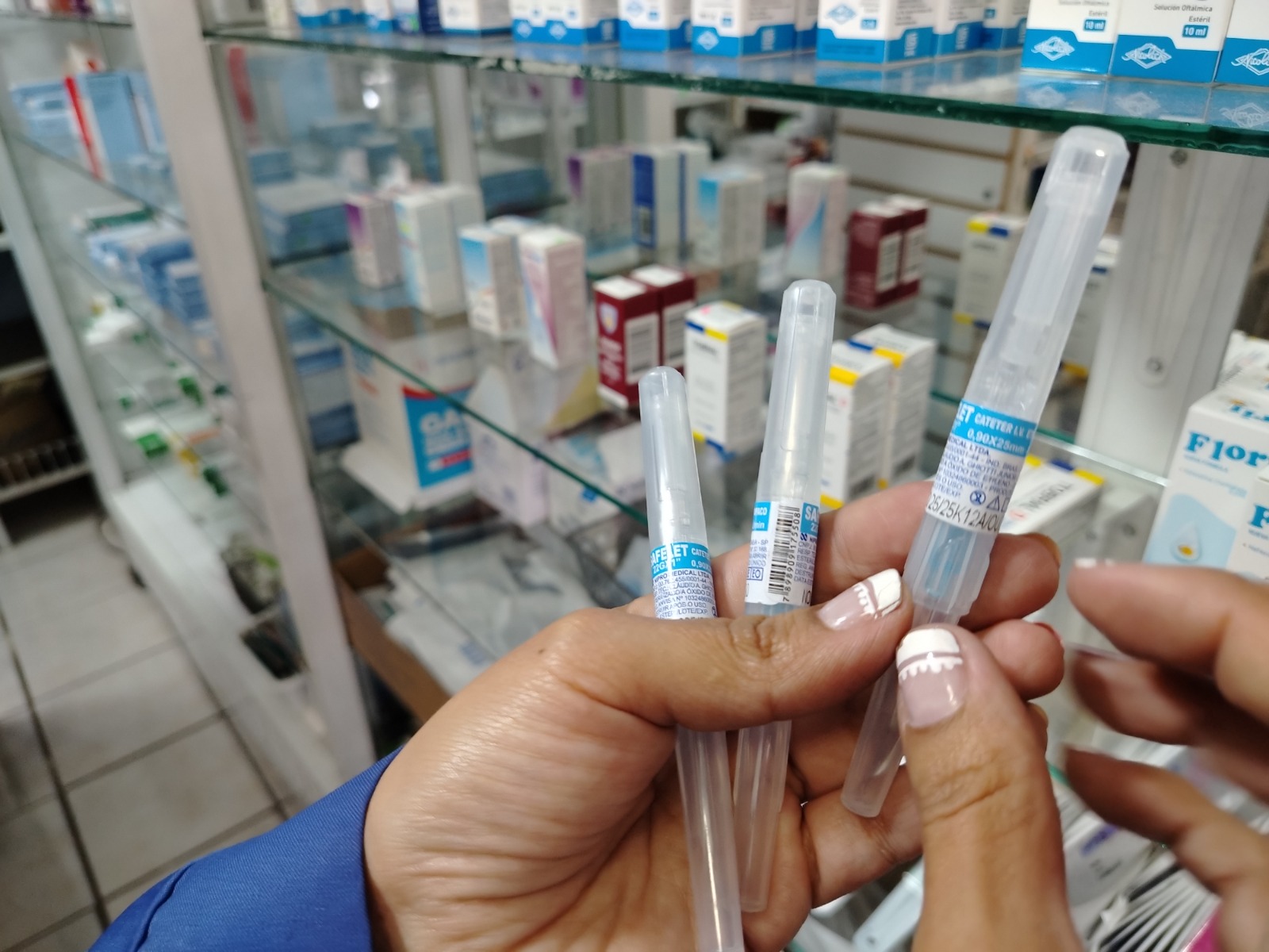 Arcsa inmovilizó docenas de medicamentos en una farmacia de Cuenca. Foto: Arcsa
